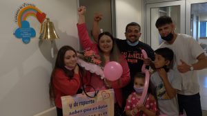 Paciente de alta tras 9 años de tratamiento contra el cáncer “toca la campana” en el Hospital Dr. Gustavo Fricke SSVQ