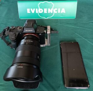 CARABINEROS DETUVO A TRES SUJETOS QUE GOLPEABAN A TURISTA CHINO PARA ROBARLE SU CÁMARA EN VALPARAÍSO
