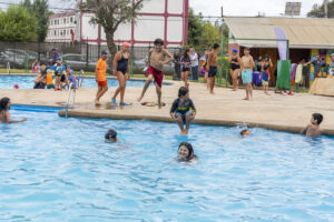 400 niños y niñas participaron de los Talleres de Natación del MunicipioAbierto de Quilpué