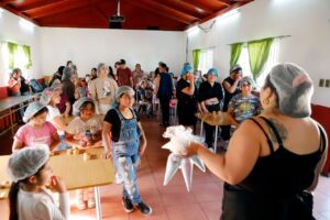 Niños y niñas de Valparaíso participan de talleres gratuitos de pastelería durante el verano