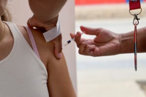Seremi de Salud refuerza campaña de vacunación contra el COVID-19 en región de Valparaíso con operativos móviles