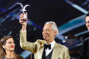 COMUNIDAD NO VIDENTE DE VIÑA DEL MAR CONOCIÓ GAVIOTAS CON PLACAS GRABADAS EN BRAILLE QUE RECIBIÓ TENOR ANDREA BOCELLI
