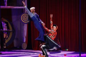 Teatro y circo se toman plazas porteñas para ir en ayuda de familias damnificadas