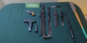 EN NOGALES DETIENEN A CONDUCTOR QUE PORTABA ARMAS, MUNICIONES Y HASTA UN BATE CON ALAMBRE DE PÚA