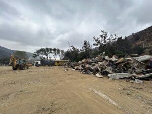 CON MAQUINARIA PESADA Y CAMIONES SEINICIARON TRABAJOS DE LIMPIEZA Y DESPEJEDE ESCOMBROS EN ZONAS AFECTADAS POR INCENDIO EN VIÑA DEL MAR