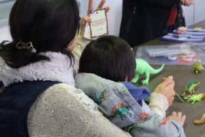 Profesionales del Centro Municipal para la Neurodivergencia de Quilpué entregan kit de soporte visual a niños, niñas y jóvenes TEA afectados por el incendio