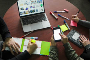 ¿Trabajas en educación y quieres capacitarte en habilidades digitales?  Alianza entre Enseña Chile y Fundación Telefónica Movistar entrega 1.000 becas a nivel nacional 