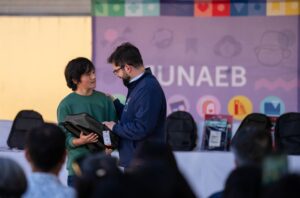 ALCALDESA RIPAMONTI PIDIÓ CELERIDAD EN LA RECONSTRUCCIÓN DURANTE ENTREGA DE ÚTILES ESCOLARES DEL GOBIERNO A ESTUDIANTES AFECTADOS POR INCENDIOS EN VIÑA DEL MAR