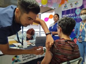 Vecinos del CESFAM Quebrada Verde de Playa Ancha destacan inicio de la campaña de vacunación por Influenza y Covid