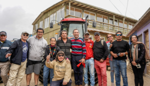 Tractor entregado por Codelco Ventanas debutó con el rescate de una embarcación de pescadores en Horcón