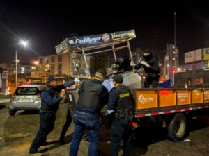 INTENSO OPERATIVO NOCTURNO DEL MUNICIPIO DE VIÑA DEL MAR CONTRA EL COMERCIO ILEGAL PERMITE DECOMISO DE MÁS DE 135 KG DE ALIMENTOS EN MAL ESTADO