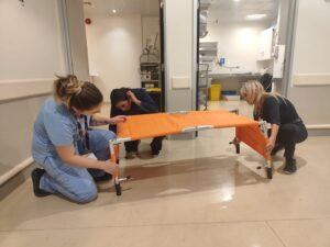 Hospital Dr. Gustavo Fricke potencia su seguridad con la adquisición de camillas de rescate para emergencias