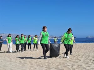 “Mechoneo Solidario” de Santo Tomás Viña del Mar finalizó con limpieza de playa Caleta Portales