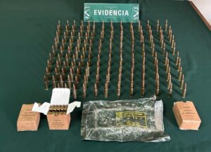 VALPARAÍSO: DECOMISAN 178 MUNICIONES DE GUERRA OCULTAS BAJO LA ESCALERA DE UNA VIVIENDA EN REMODELACIÓN