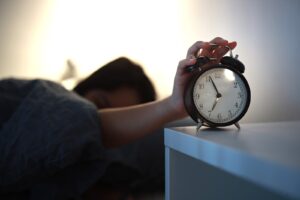 Experto entrega recomendaciones para que el cambio de hora no altere tu sueño