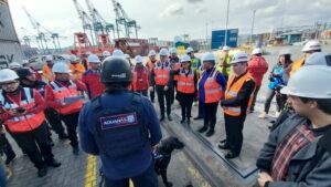 Ministro de Hacienda destaca rol clave de Aduanas en visita al puerto de San Antonio