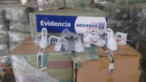 Incautan productos falsos en Valparaíso: 70.992 perfumes y 6 mil pares de zapatillas