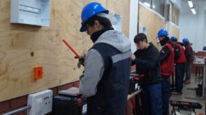 Alianza público-privada respalda certificación Clase D SEC para jóvenes de Liceos Técnico profesional