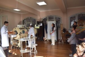 Recreación del uso del pulmón de acero contra la poliomielitis destaca en recorrido del Día de los Patrimonios en el Hospital Carlos van Buren