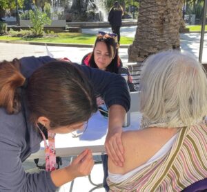 Vecinos porteños que acuden a vacunarse recalcan necesidad de tomar conciencia del proceso de inmunización