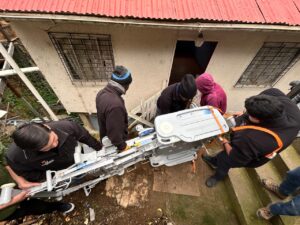 Servicio de Salud Viña del Mar Quillota Petorca, Desafío Levantemos Chile y Fundación Sinergia Humanitaria, entregaron catre clínico a paciente afectada por el megaincendio de febrero pasado.