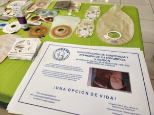 Pacientes ostomizados difunden en el Hospital Dr. Gustavo Fricke labor de la “Corporación de Ostomizados V Región”.