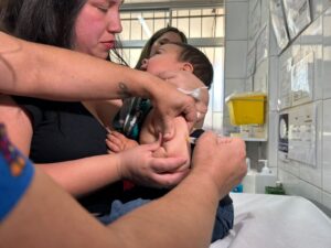 Servicio de Salud acompaña vacunación de refuerzo contra la meningitis meningocócica y hacen un llamado a completar el esquema