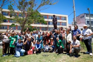 “El Príncipe Feliz” regresa a plaza Waddington: Comunidad playanchina y municipio porteño inauguran escultura “El Verano”