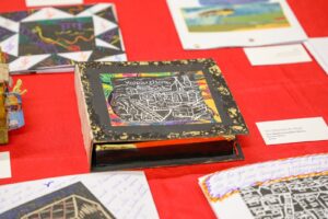 Con éxito concluye taller para adultos mayores impulsado por Puerto Valparaíso y museo Universitario del Grabado
