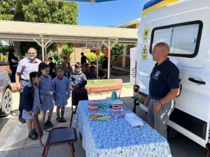 ALCALDE DE OLMUÉ VISITA CLÍNICA DENTAL MÓVIL DEL DESAM QUE ESTÁ ATENDIENDO LAS ESCUELAS DE LA COMUNA
