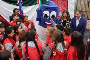 Con “vacunin” autoridades motivan a niños, niñas, docentes y asistentes de la educación de Quillota a protegerse de la Influenza