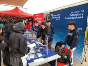 Liceo Comercial de Quillota impulsa a sus estudiantes hacia la educación superior con exitosa feria vocacional