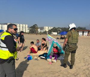 Operativo municipal deja dos detenidos por incivilidades, retiro de rucos en la comuna y multas para el comercio ambulante