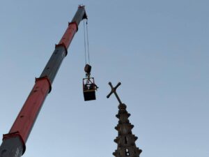 EQUIPOS MUNICIPALES  LIDERARON EXITOSO RETIRO DE CRUZ DE IGLESIA LOS CARMELITAS EN VIÑA DEL MAR